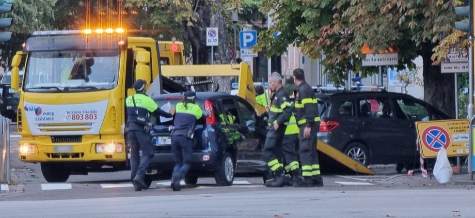 Incrociano un posto di blocco e scappano, nella fuga colpiscono un’altra auto: paura a Trento
